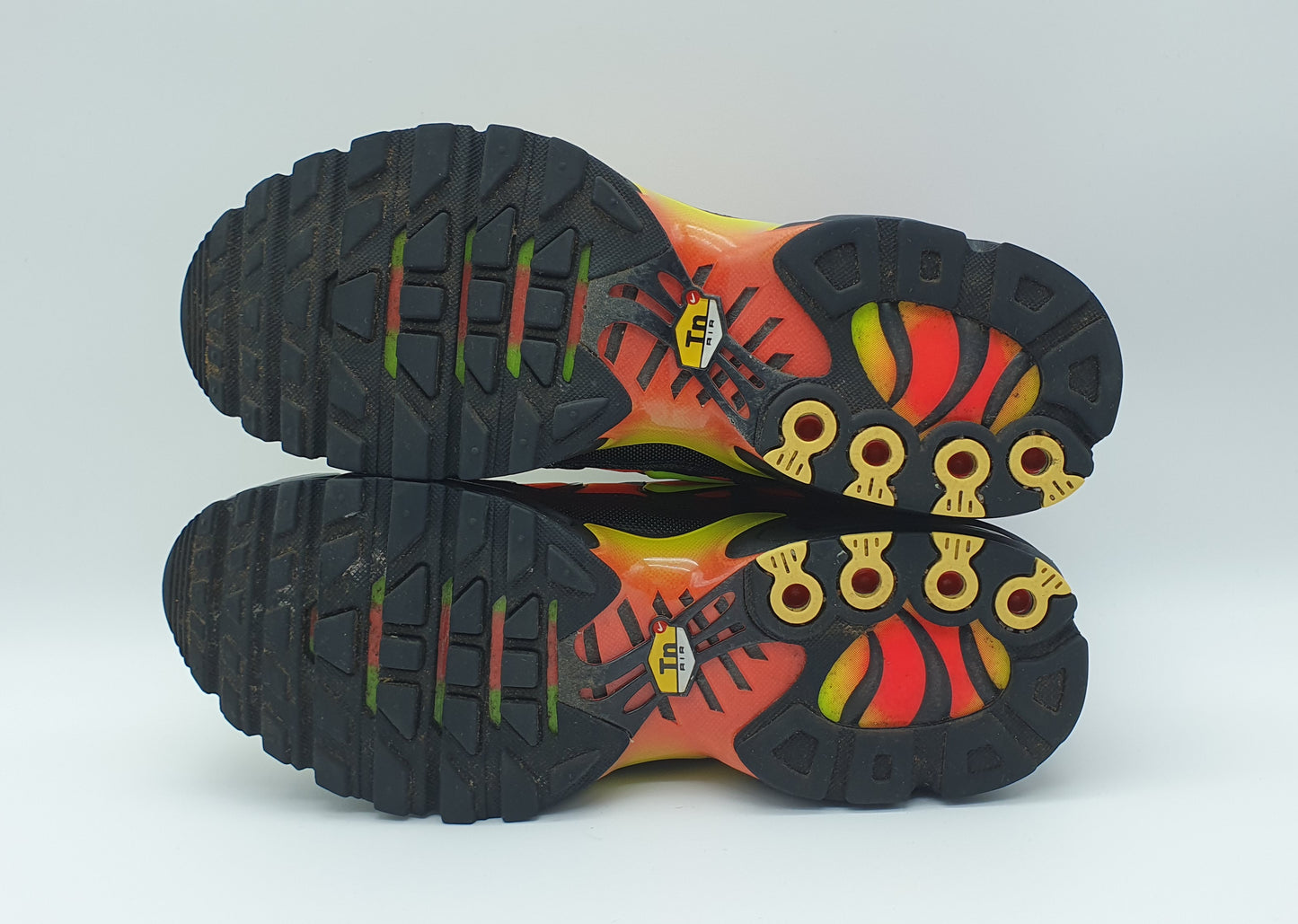 2018 WMNS Nike Air Max Plus TN Black Volt Solar Red Gr. UK 6,5 / EUR 40,5