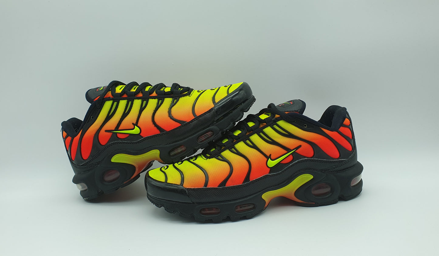 2018 WMNS Nike Air Max Plus TN Black Volt Solar Red Gr. UK 6,5 / EUR 40,5