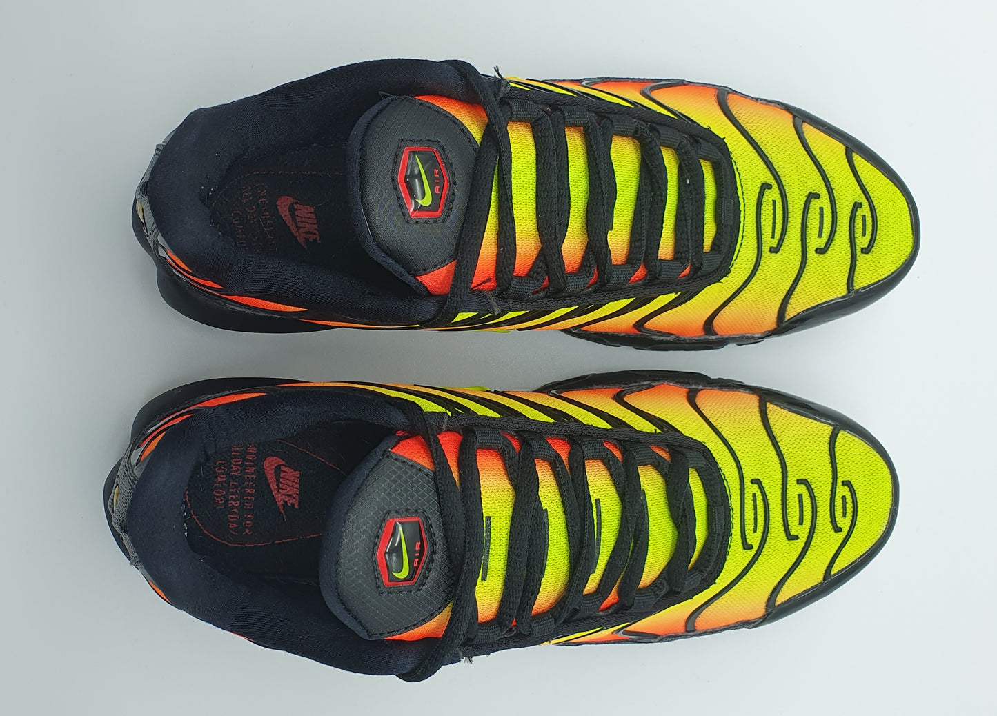 2018 WMNS Nike Air Max Plus TN Black Volt Solar Red Gr. UK 6,5 / EUR 40,5