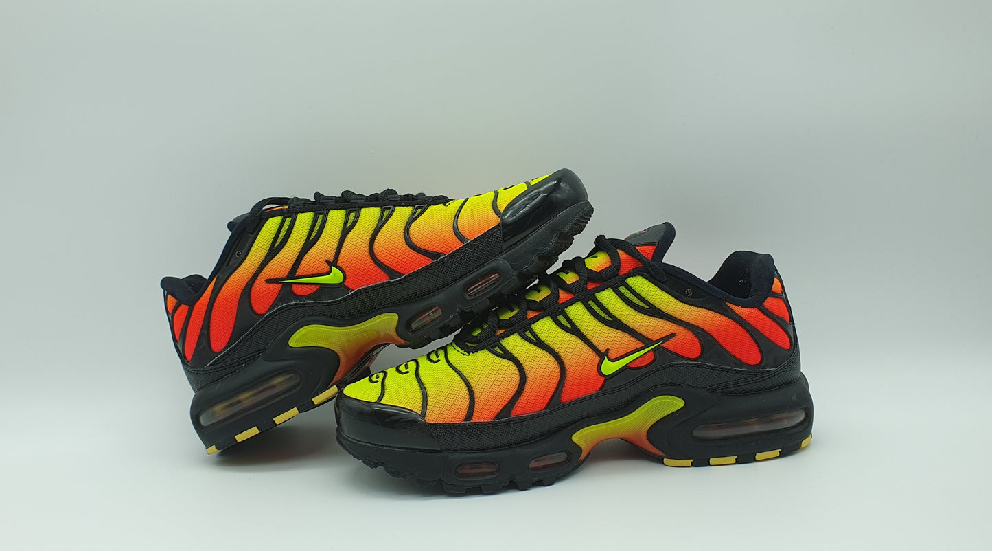 2018 WMNS Nike Air Max Plus TN Black Volt Solar Red Gr. UK 6,5 / EUR 40,5