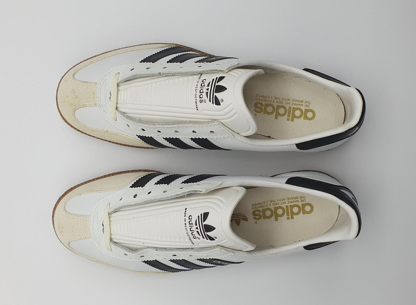 *NEU* Vintage 1980er Adidas Universal mit schwarzen Streifen UK 8 / EUR 42