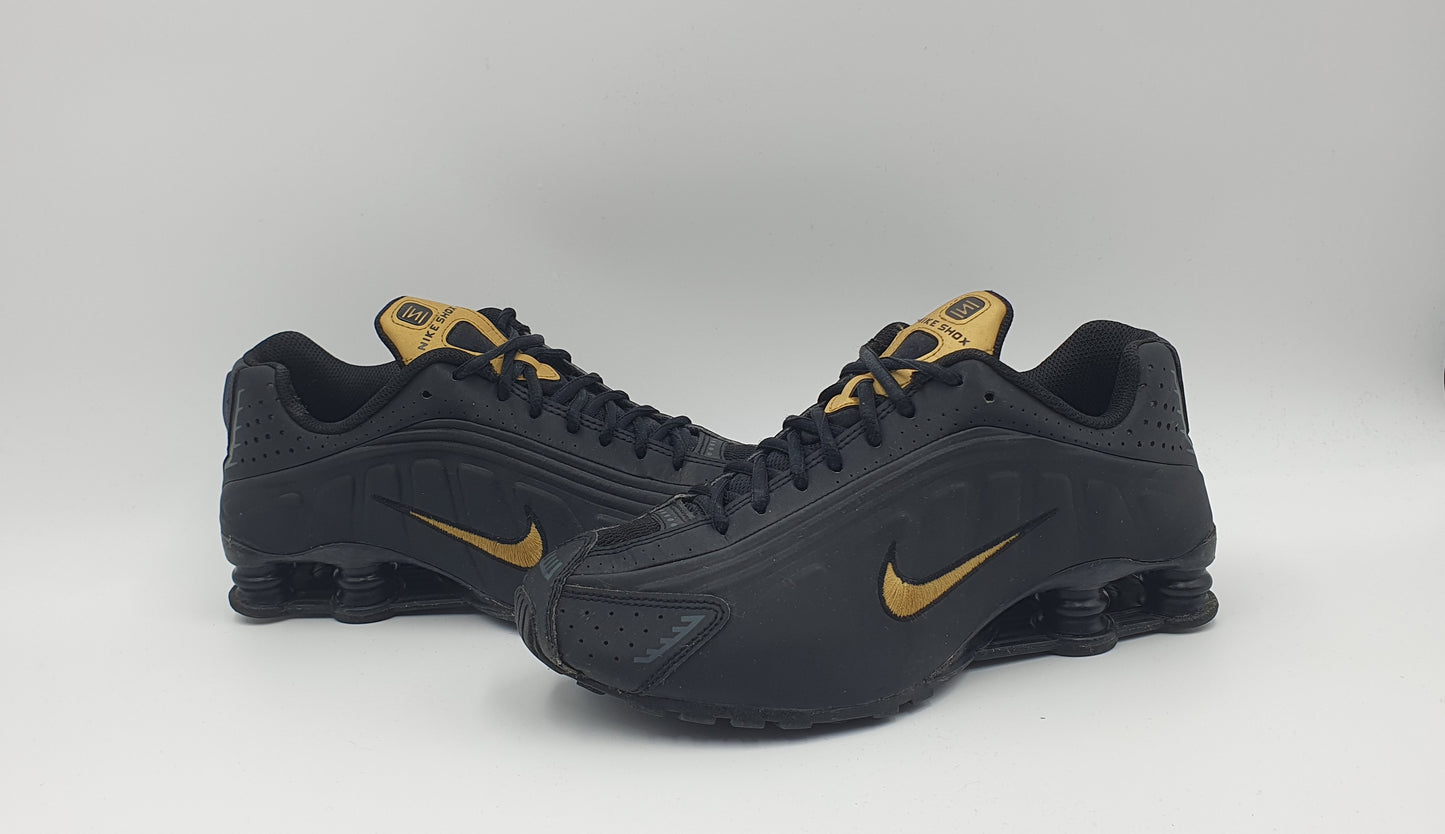 2019 Nike Shox R4 schwarz / gold Gr. UK 6 / EUR 40