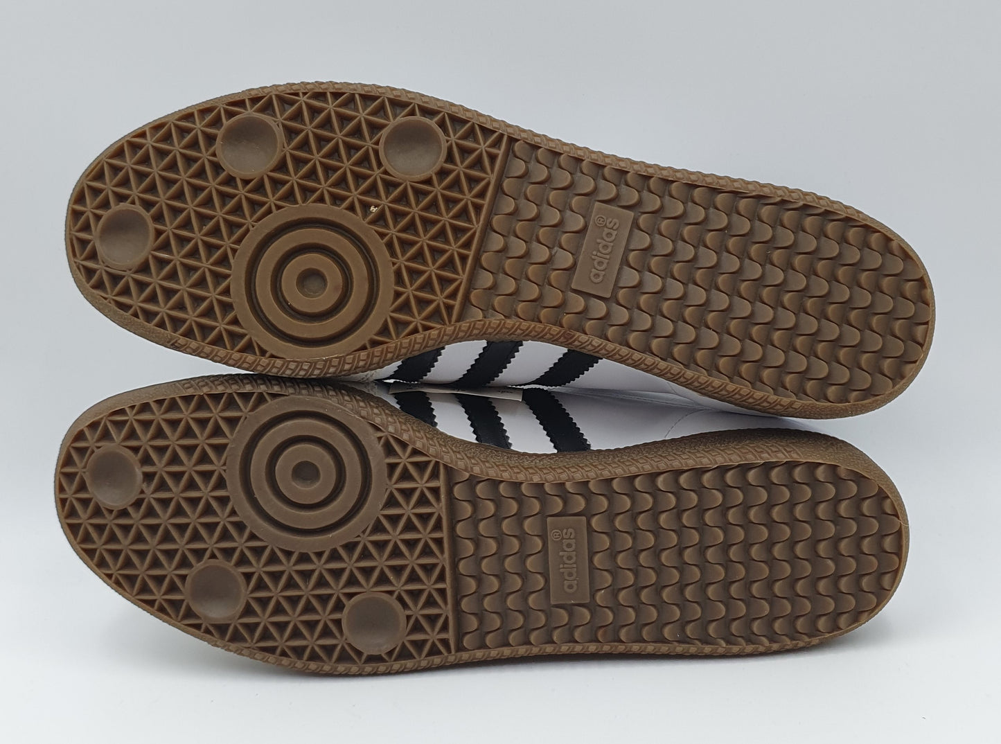 *NEU* Vintage 1999 Adidas Universal mit schwarzen Streifen UK 13 / EUR 48 2/3