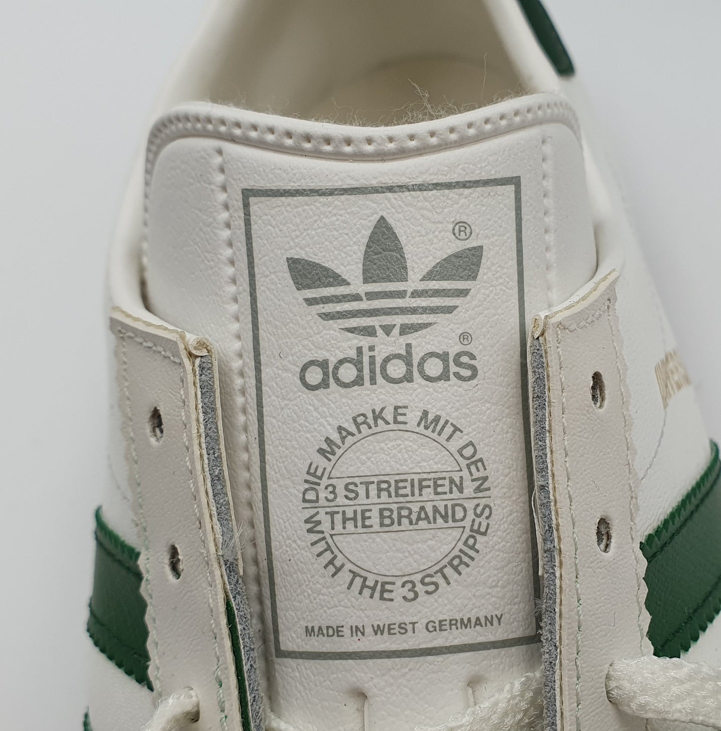 *NEU* Vintage 1980er Adidas Universal mit grünen Streifen UK 9,5 / EUR 44