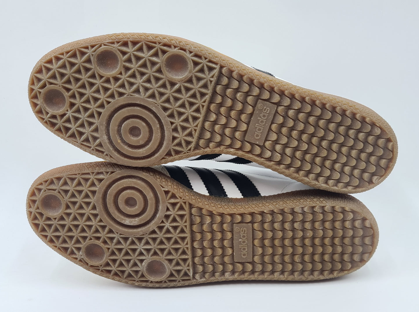 *LIKE NEW* Vintage 1980s Adidas Universal with black stripes UK 9 / EUR 43 1/3