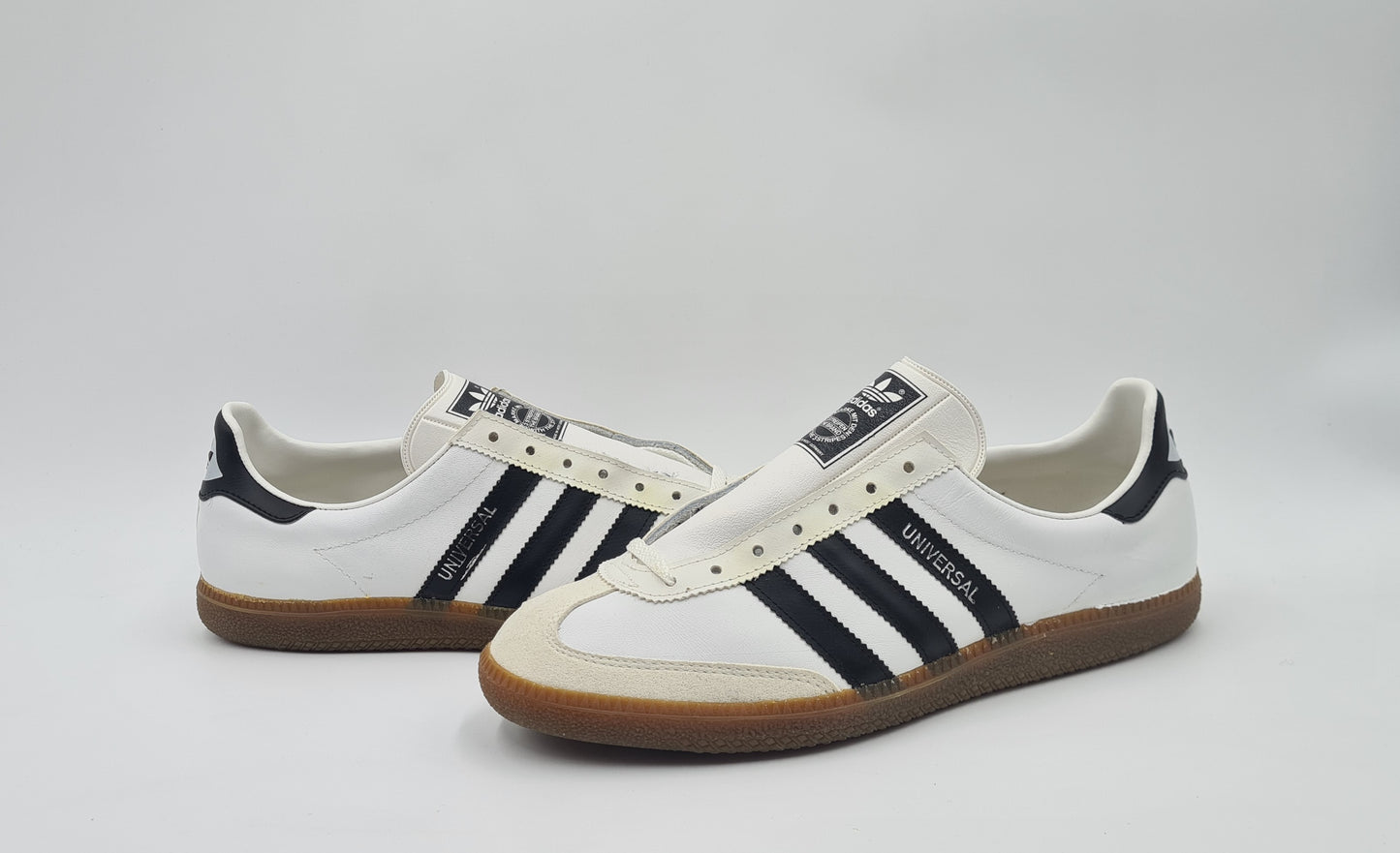 *WIE NEU* Vintage 1980er Adidas Universal mit schwarzen Streifen UK 9 / EUR 43 1/3