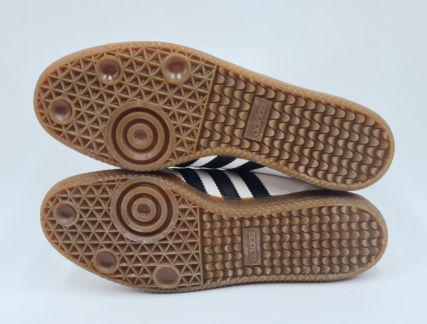 *NEU* Vintage 1980er Adidas Universal mit schwarzen Streifen UK 9 / EUR 43 1/3