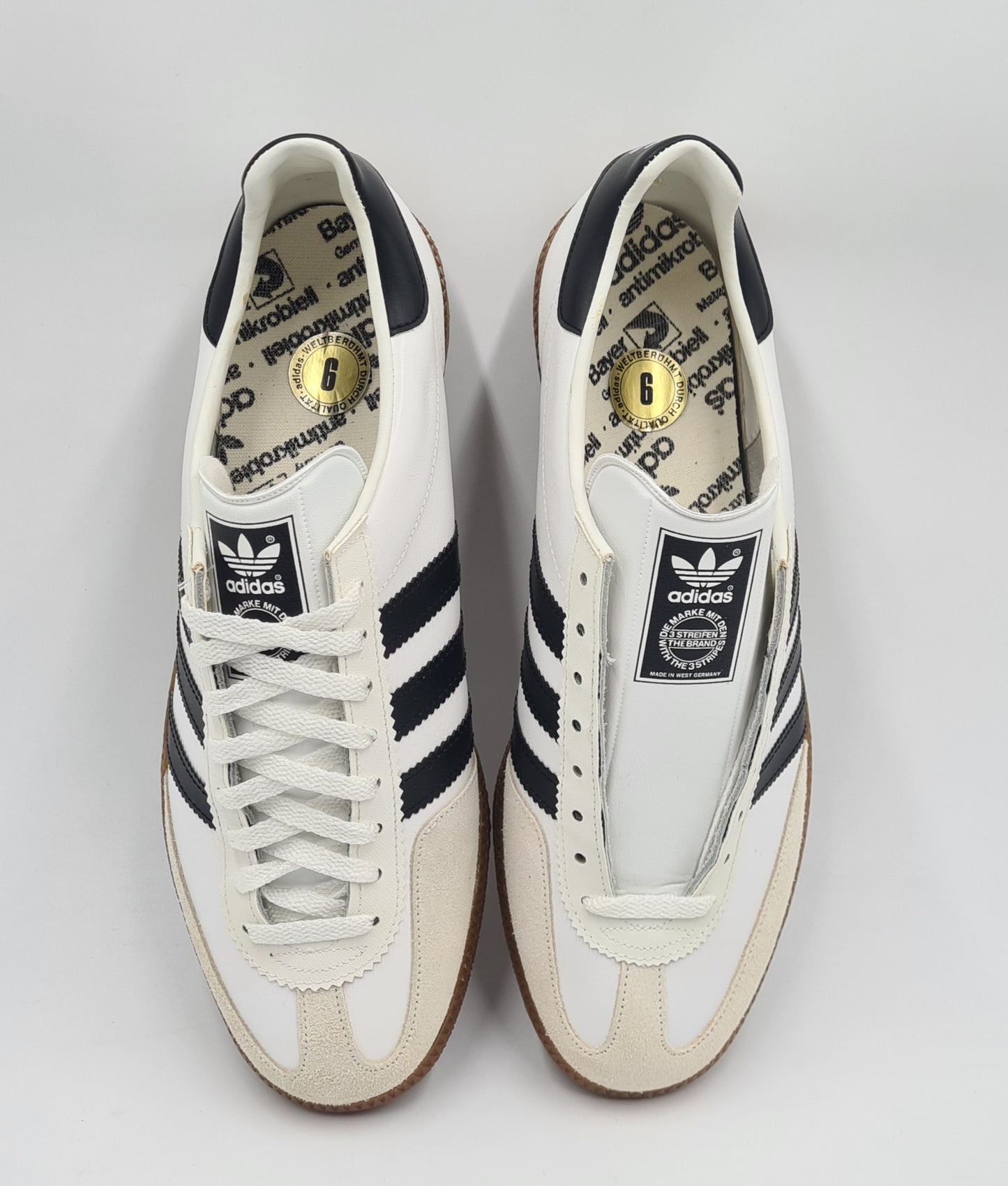 *NEU* Vintage 1980er Adidas Universal mit schwarzen Streifen UK 9 / EUR 43 1/3