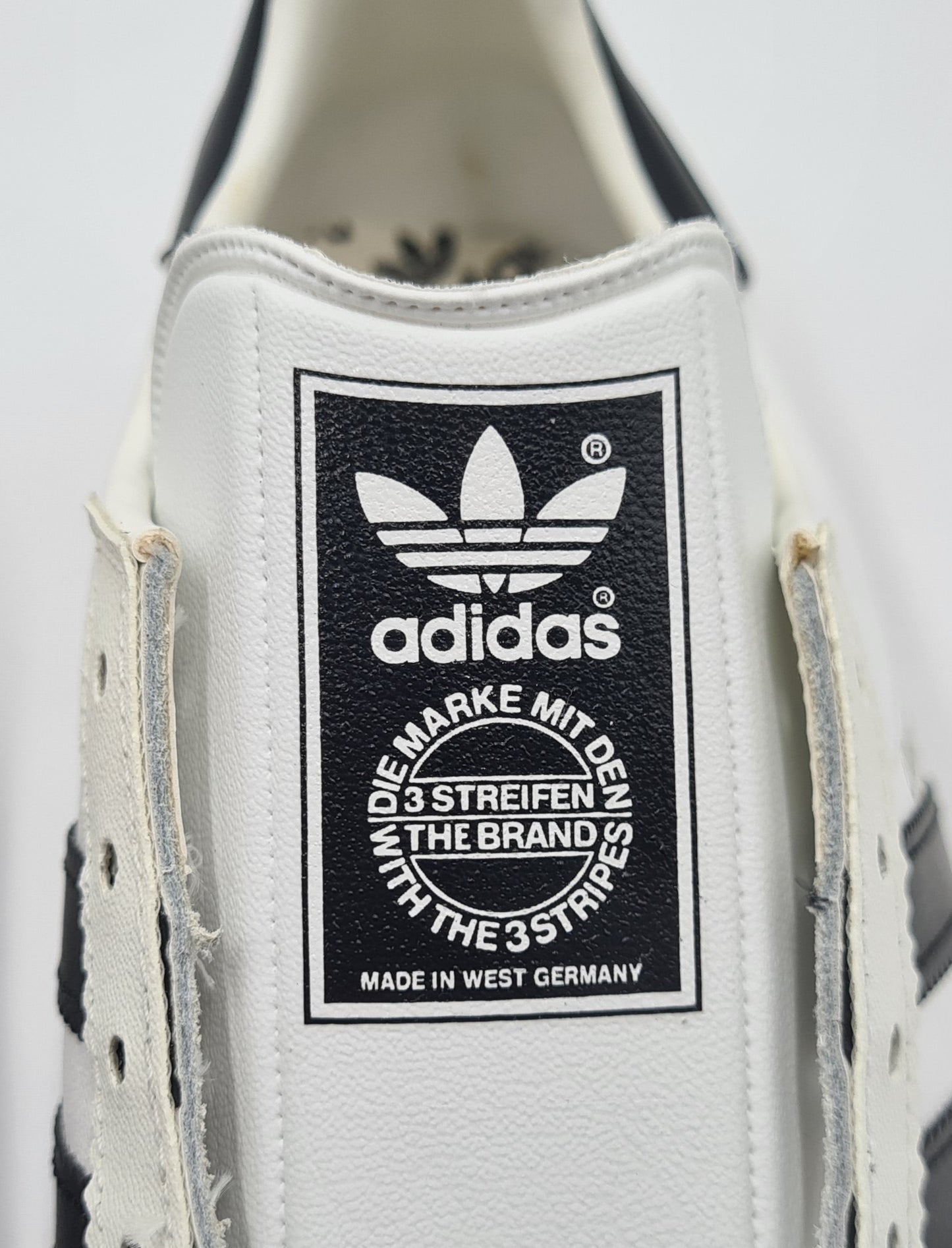 *NEU* Vintage 1980er Adidas Universal mit schwarzen Streifen UK 9 / EUR 43 1/3
