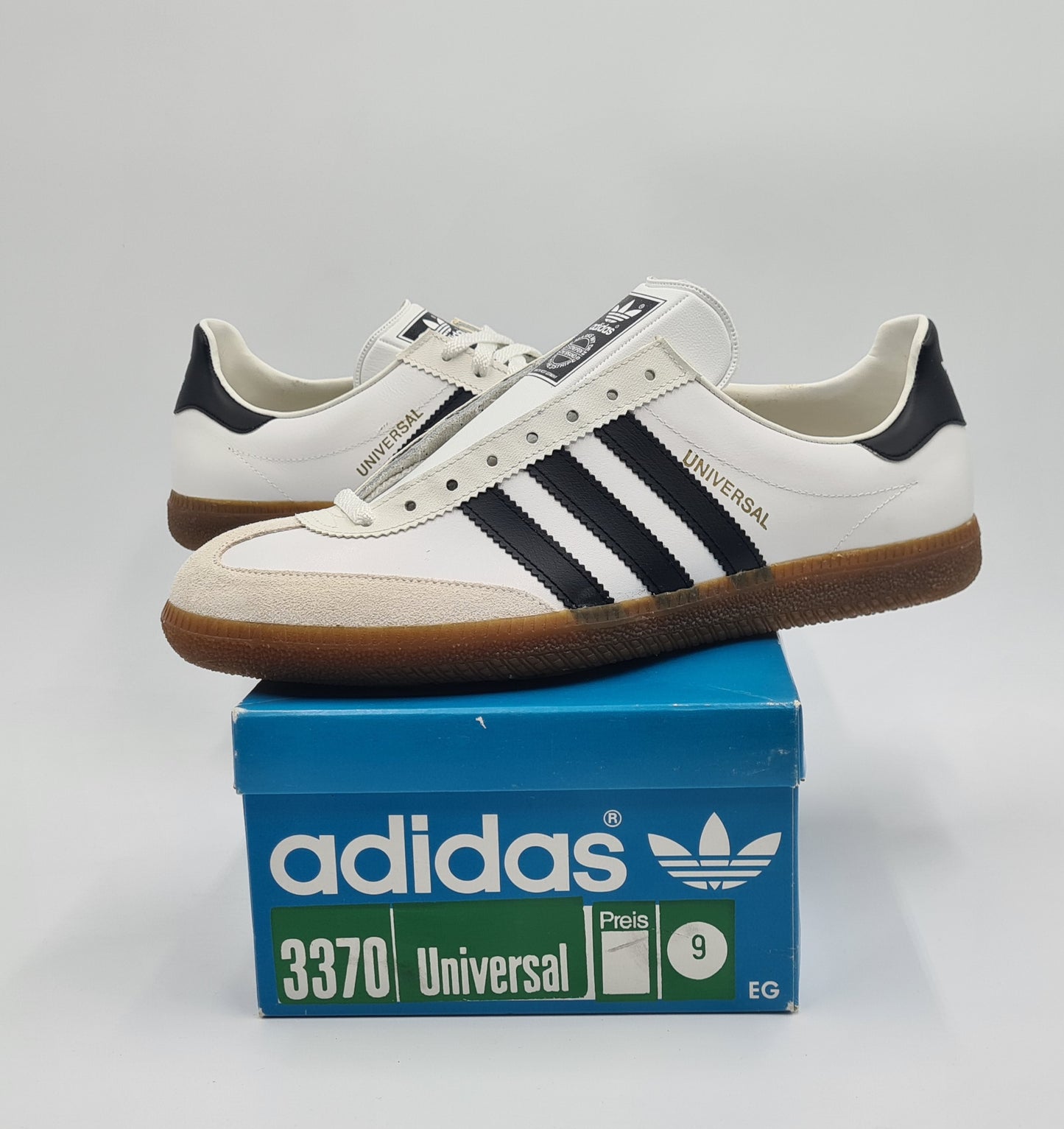 *NEU* Vintage 1980er Adidas Universal mit schwarzen Streifen UK 9 / EUR 43 1/3