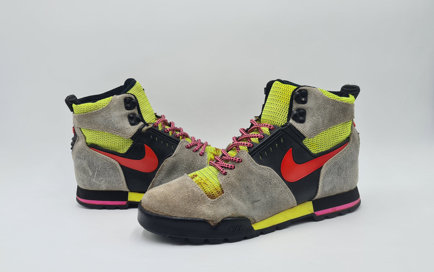 Vintage 1988 Nike Lava High UK 9 / US 10 / EUR 44