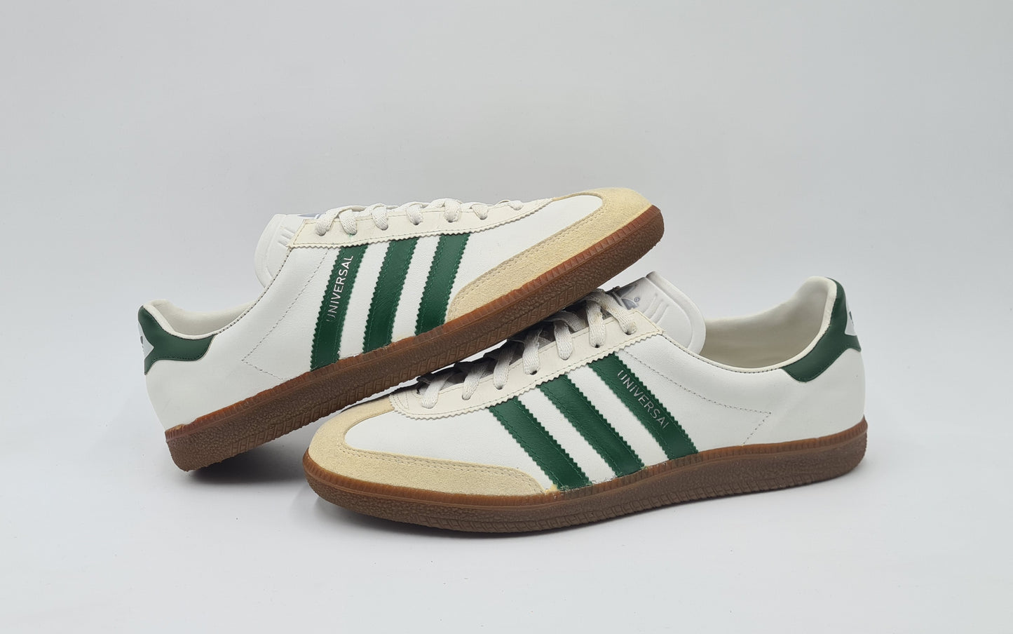 *VGC* Vintage 1980s Adidas Universal with green stripes UK 8.5 / EUR 42 2/3