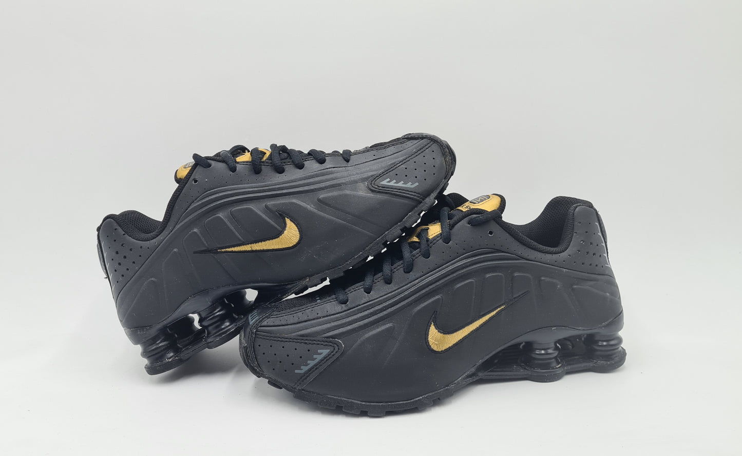 *VGC* 2019 Nike Shox R4 black / gold UK 6 / EUR 39