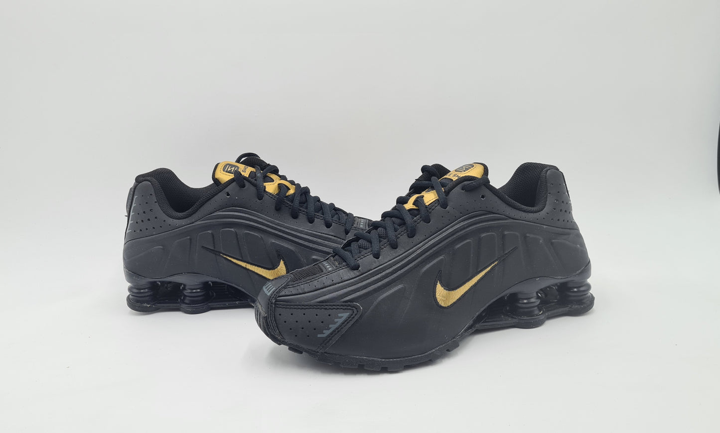 *TOP* 2019 Nike Shox R4 schwarz / gold Gr. UK 6 / EUR 39
