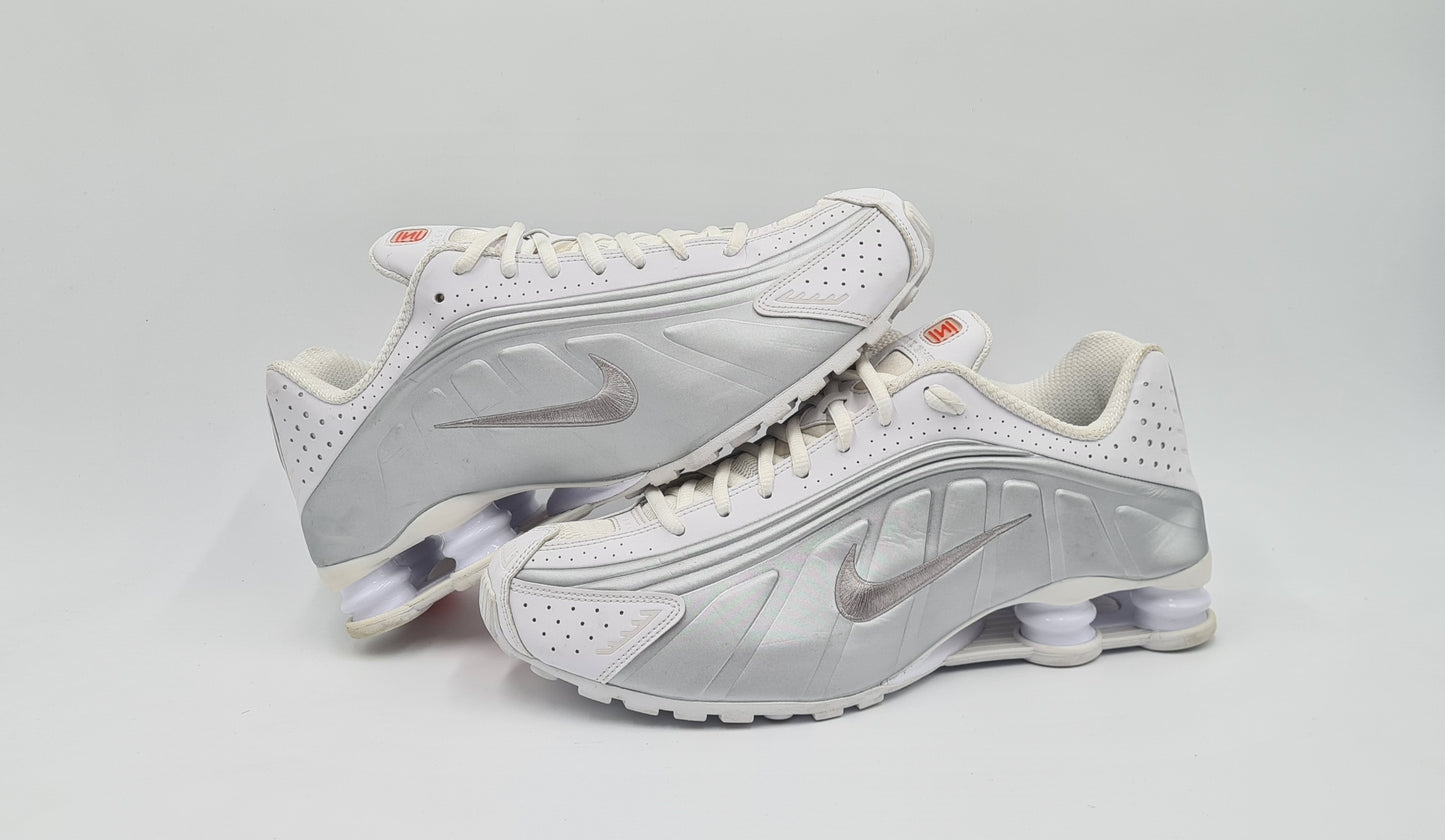 *TOP* 2019 Nike Shox R4 weiß silber Gr. UK 9,5 / EUR 44,5
