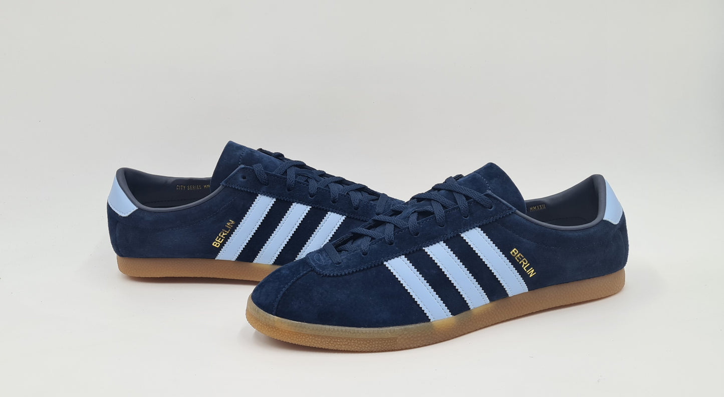 *NEU* 2022 Adidas Berlin Retro Gr. UK 9,5 / EUR 44