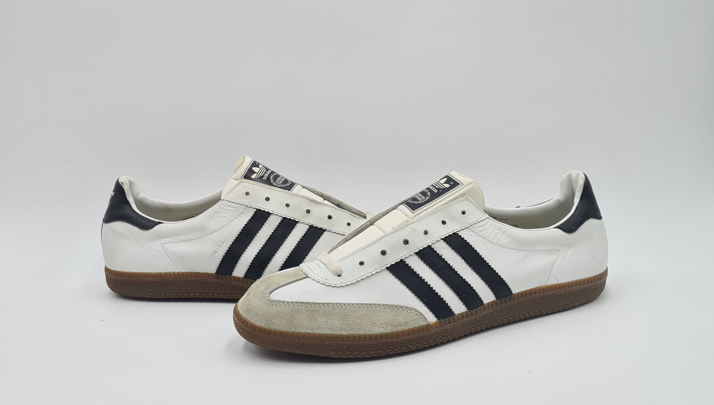 *TOP* Vintage 1995 Adidas Universal mit schwarzen Streifen UK 12 / EUR 47 1/3