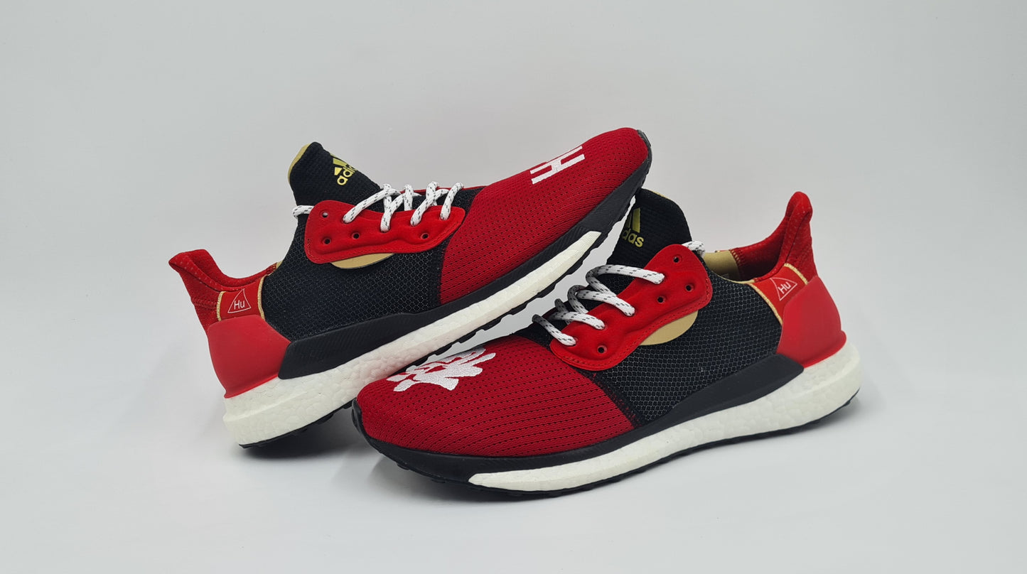 *NEU* 2018 Adidas HU Solar Pharell Williams CNY Gr. UK 9,5 / EUR 44