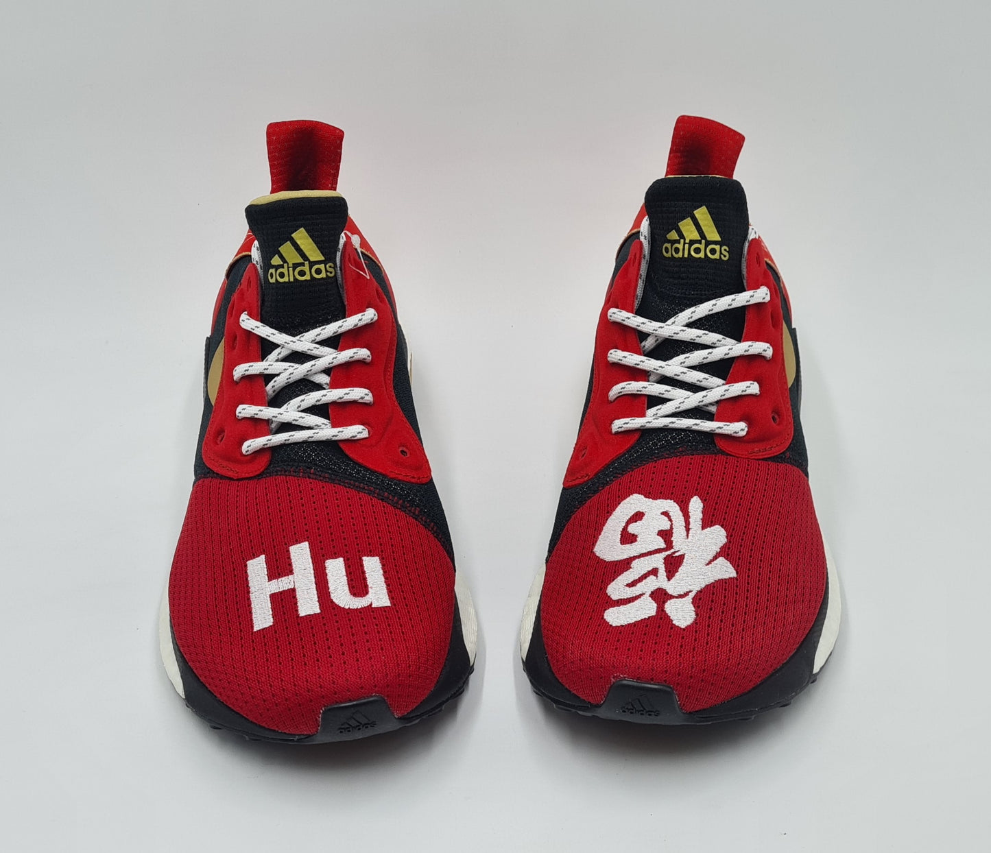 *NEU* 2018 Adidas HU Solar Pharell Williams CNY Gr. UK 9,5 / EUR 44