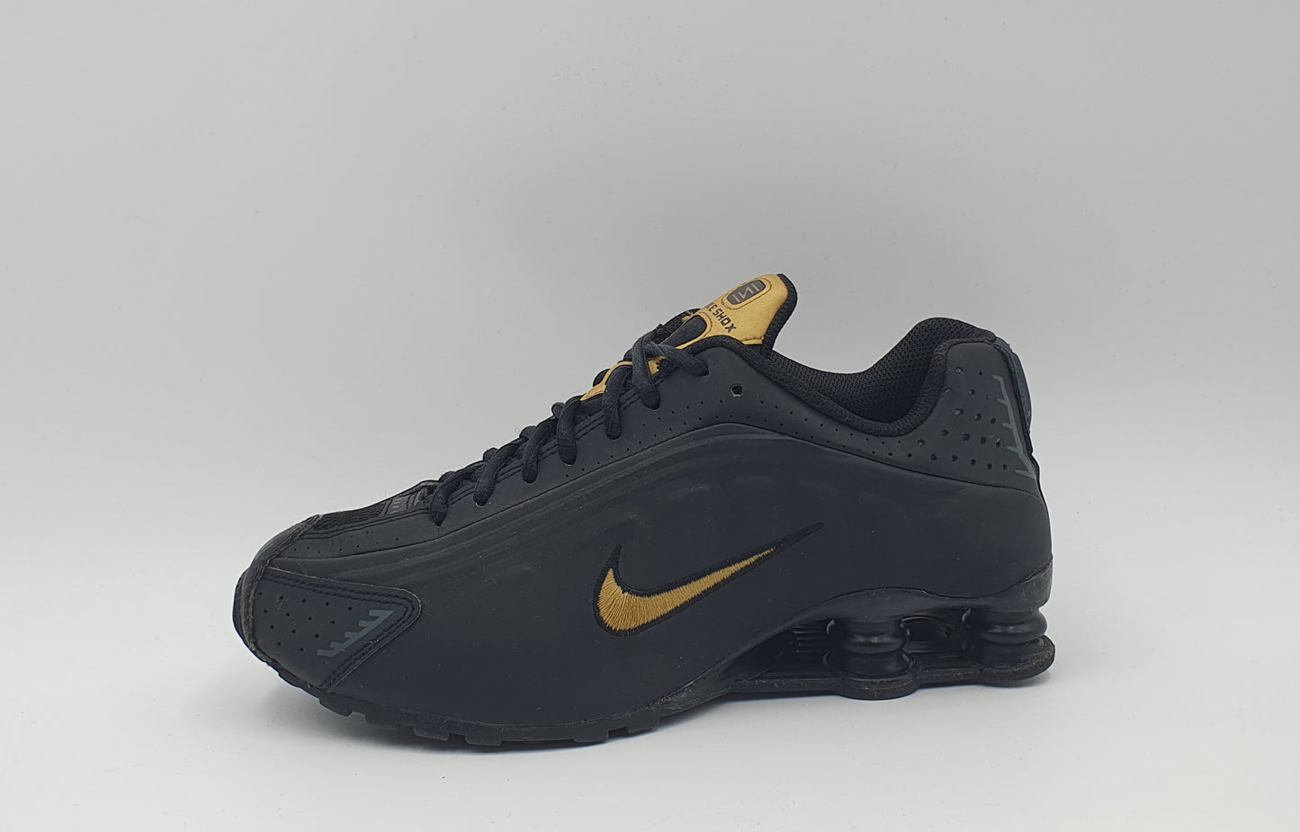 2019 Nike Shox R4 black / gold UK 6 / EUR 40