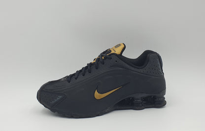 2019 Nike Shox R4 black / gold UK 6 / EUR 40