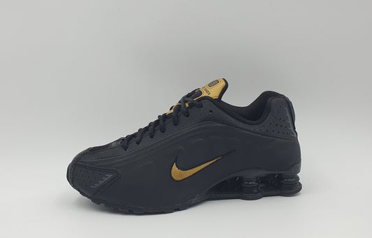 2019 Nike Shox R4 black / gold UK 6 / EUR 40