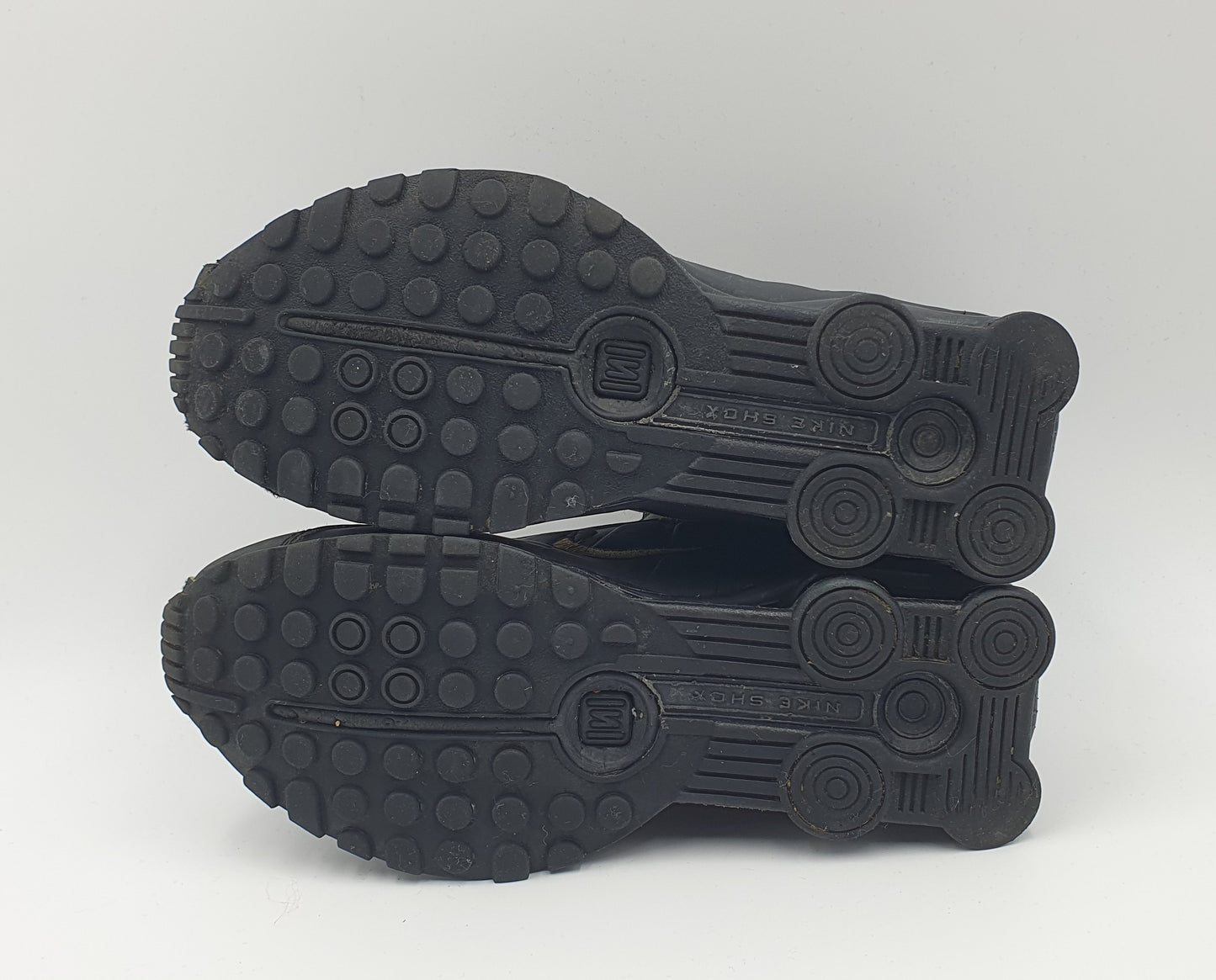 2019 Nike Shox R4 black / gold UK 6 / EUR 40