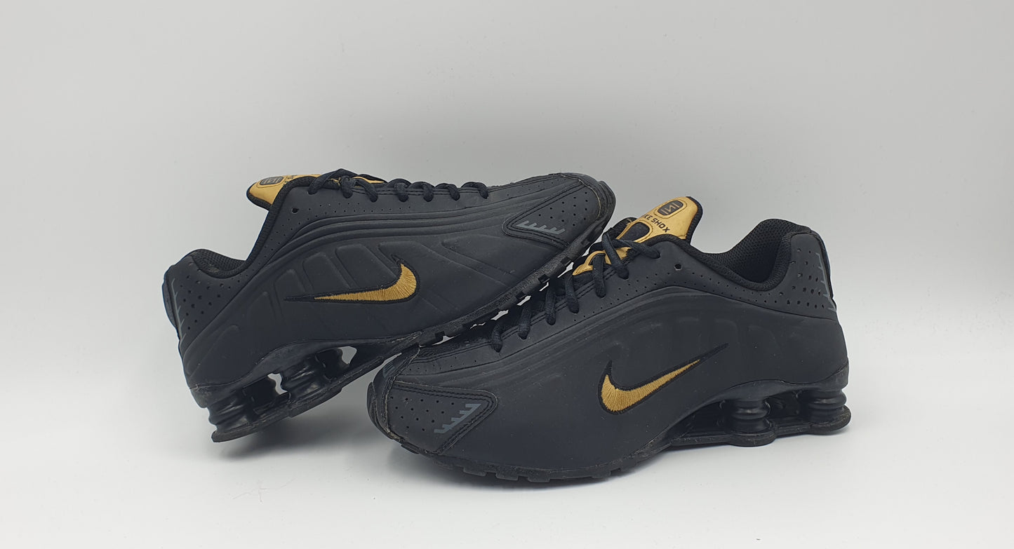 2019 Nike Shox R4 black / gold UK 6 / EUR 40