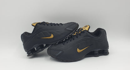 2019 Nike Shox R4 black / gold UK 6 / EUR 40