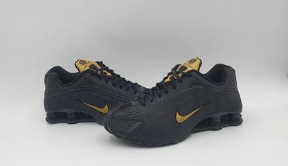 2019 Nike Shox R4 black / gold UK 6 / EUR 40