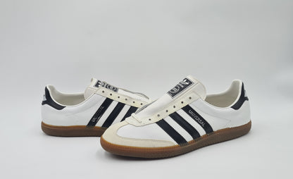 *LIKE NEW* Vintage 1980s Adidas Universal with black stripes UK 9 / EUR 43 1/3