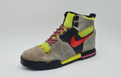 Vintage 1988 Nike Lava High UK 9 / US 10 / EUR 44