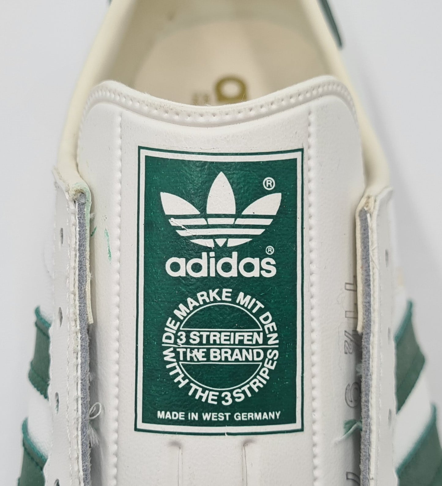 *NEU* Vintage 1980er Adidas Universal mit grünen Streifen UK 11,5 / EUR 46 2/3