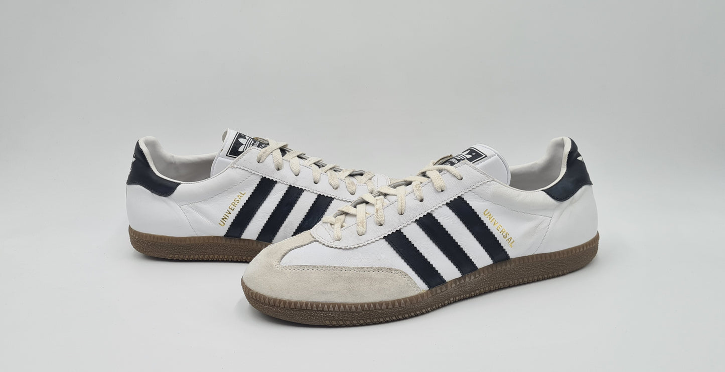 *TOP* Vintage 2000 Adidas Universal mit schwarzen Streifen UK 9 / EUR 43 1/3