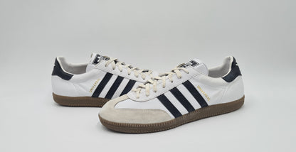 *TOP* Vintage 2000 Adidas Universal mit schwarzen Streifen UK 9 / EUR 43 1/3