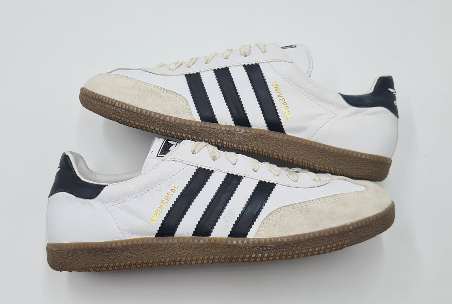 *TOP* Vintage 2000 Adidas Universal mit schwarzen Streifen UK 9 / EUR 43 1/3