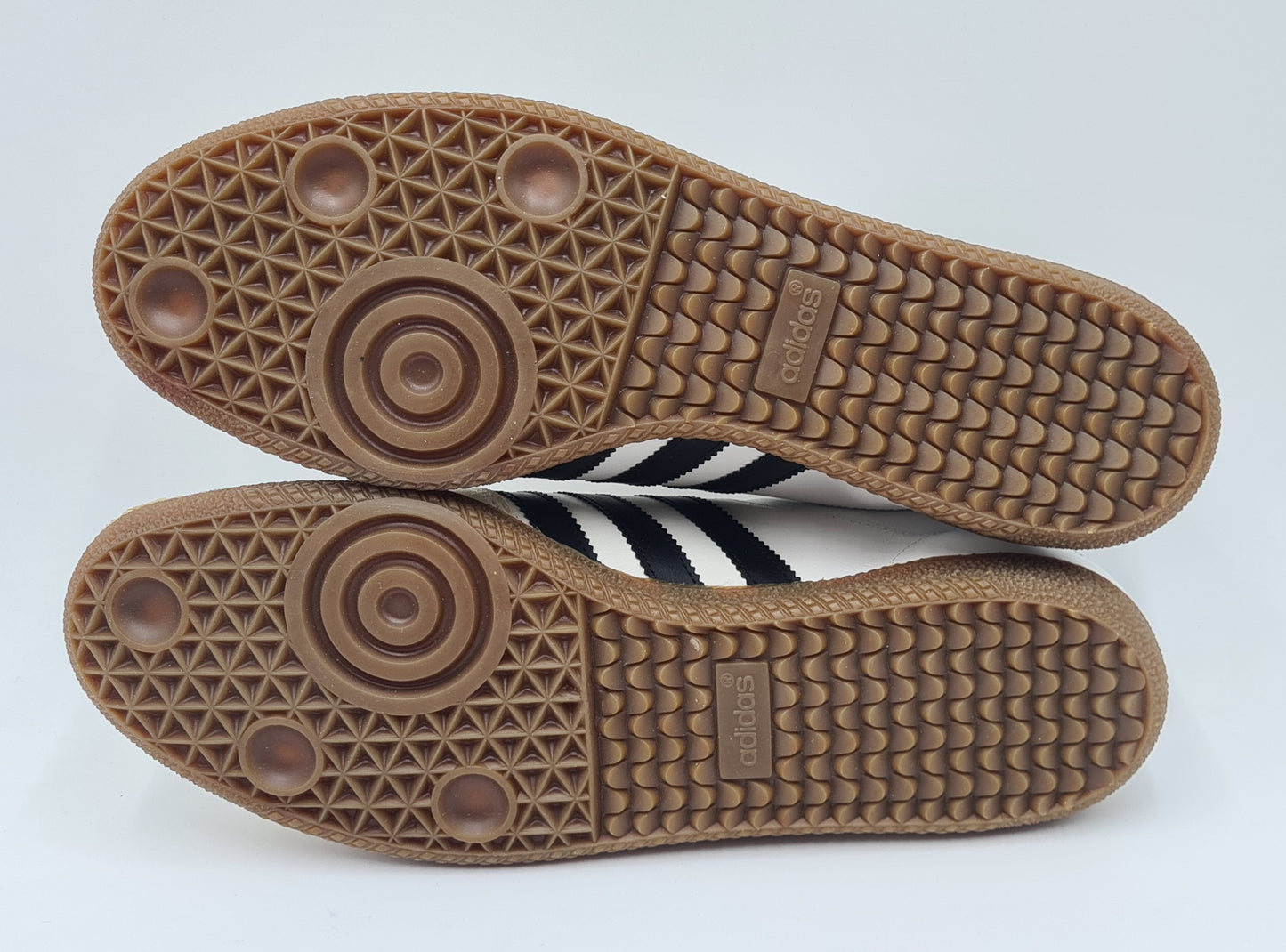 *NEU* Vintage 1980er Adidas Universal mit schwarzen Streifen UK 11 / EUR 46