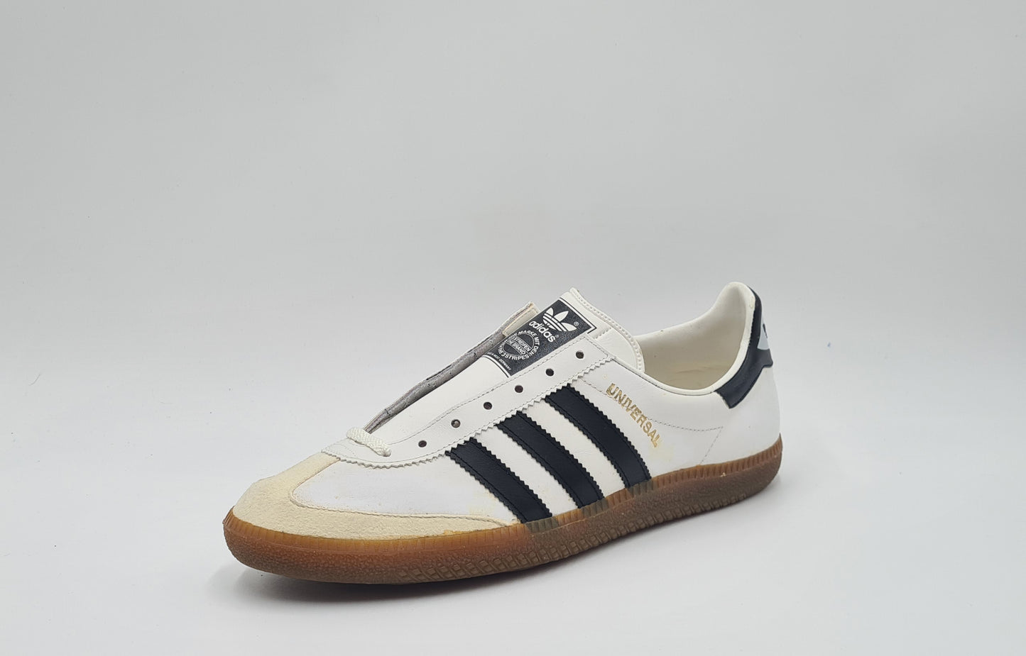 *NEU* Vintage 1980er Adidas Universal mit schwarzen Streifen UK 8,5 / EUR 42 2/3