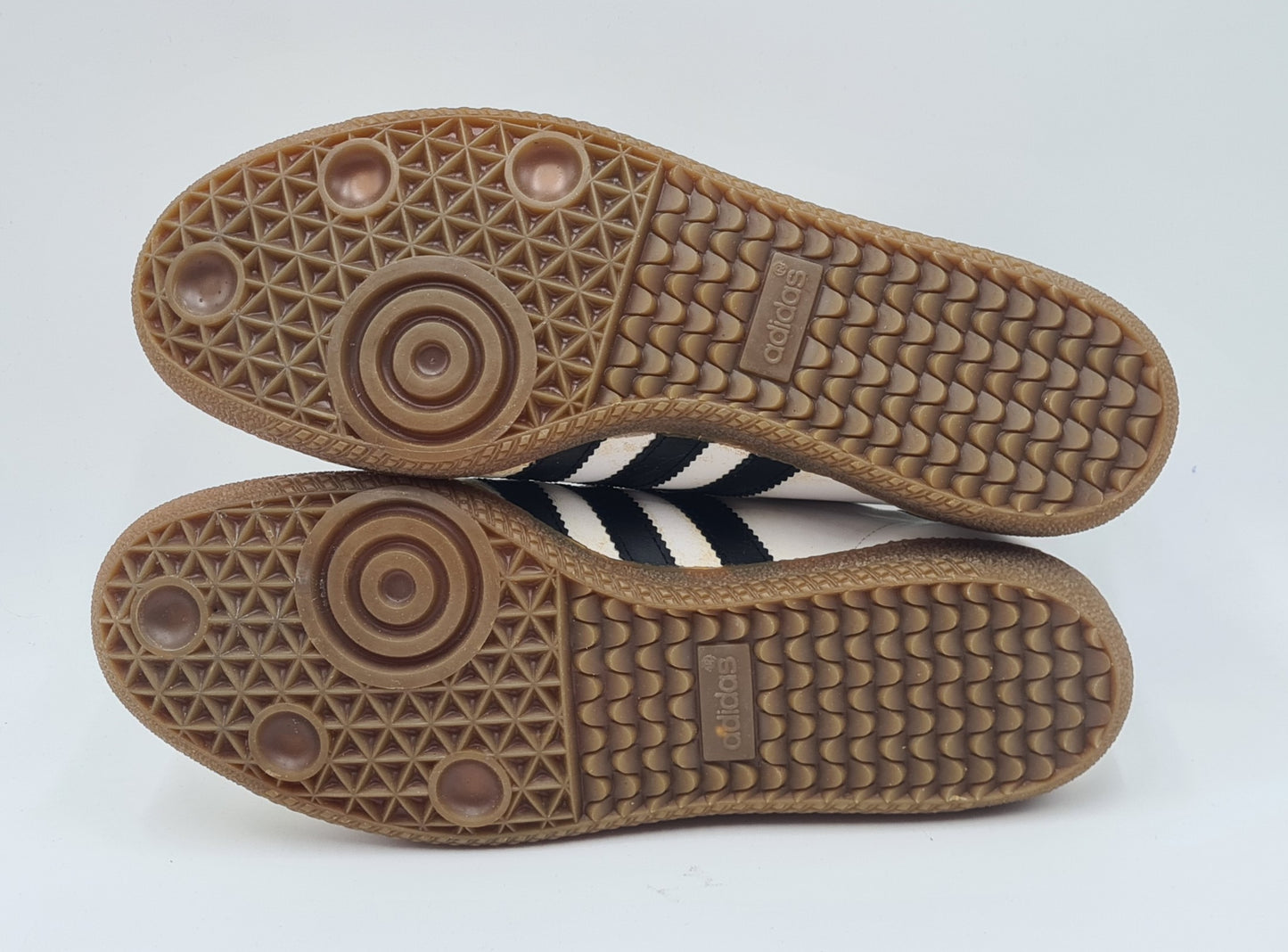 *NEU* Vintage 1980er Adidas Universal mit schwarzen Streifen UK 8,5 / EUR 42 2/3