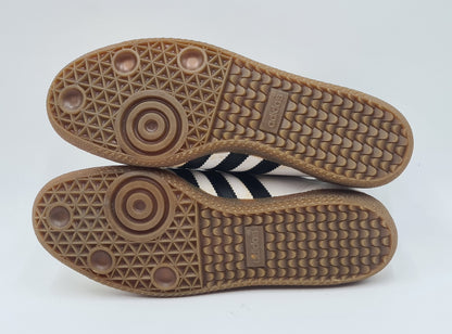 *NEU* Vintage 1980er Adidas Universal mit schwarzen Streifen UK 8,5 / EUR 42 2/3