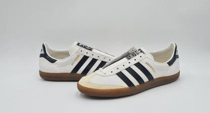 *NEU* Vintage 1980er Adidas Universal mit schwarzen Streifen UK 8,5 / EUR 42 2/3