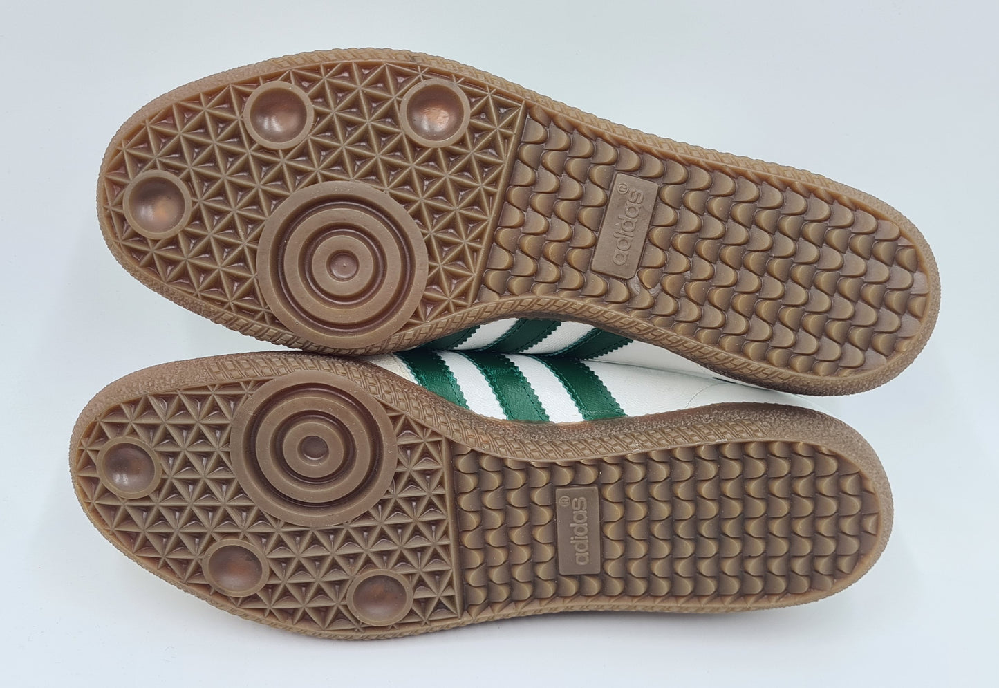 *NEU* Vintage 1980er Adidas Universal mit grünen Streifen UK 8 / EUR 42