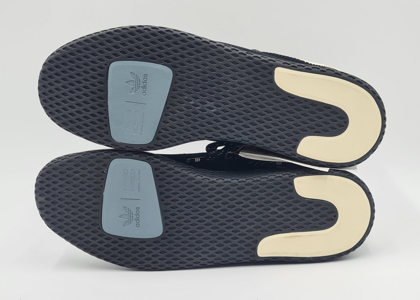 *NEU* 2022 Adidas Tennis HU Pharrell Williams Gr. UK 8,5 / EUR 42 2/3