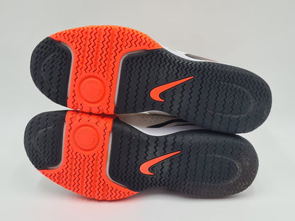 *Guter Zustand* 2019 Nike Court Tech Challenge 20 Lava Agassi Gr. UK 9,5 / EUR 44,5