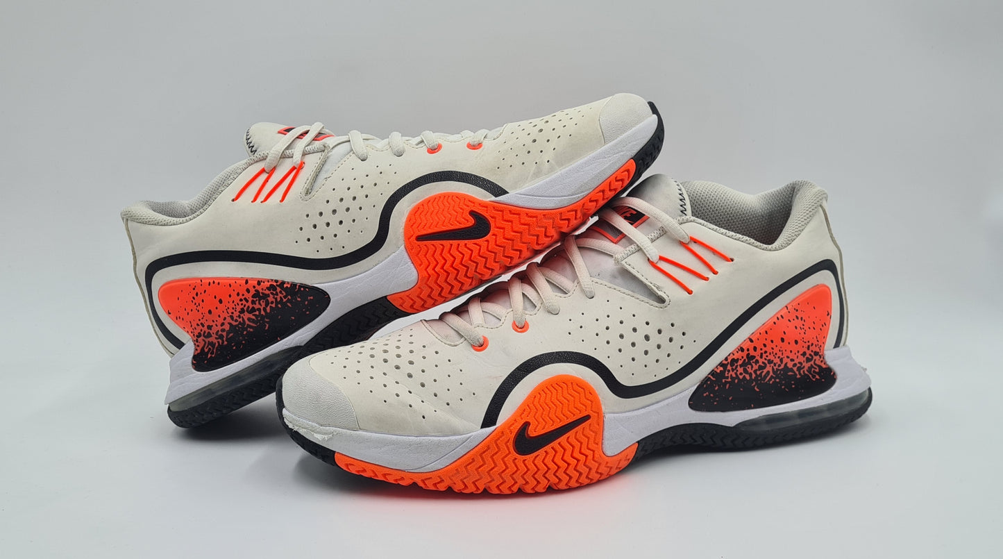 *Guter Zustand* 2019 Nike Court Tech Challenge 20 Lava Agassi Gr. UK 9,5 / EUR 44,5