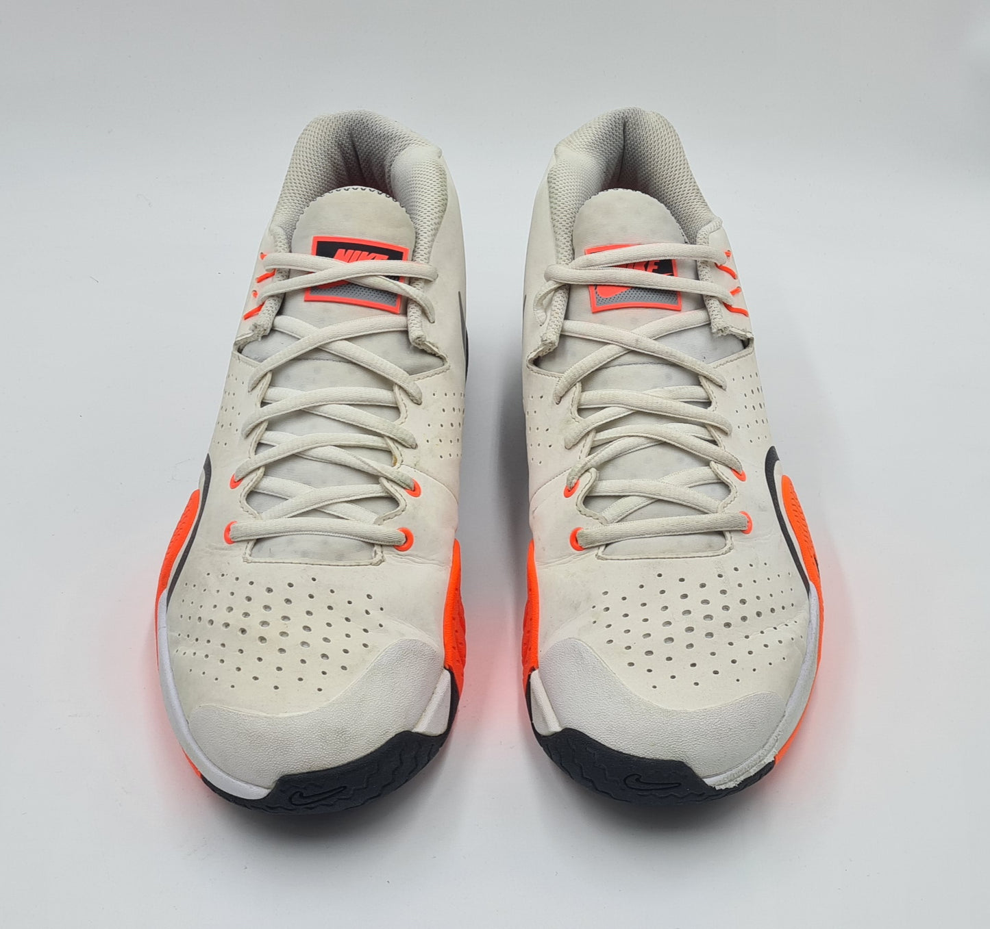 *Guter Zustand* 2019 Nike Court Tech Challenge 20 Lava Agassi Gr. UK 9,5 / EUR 44,5