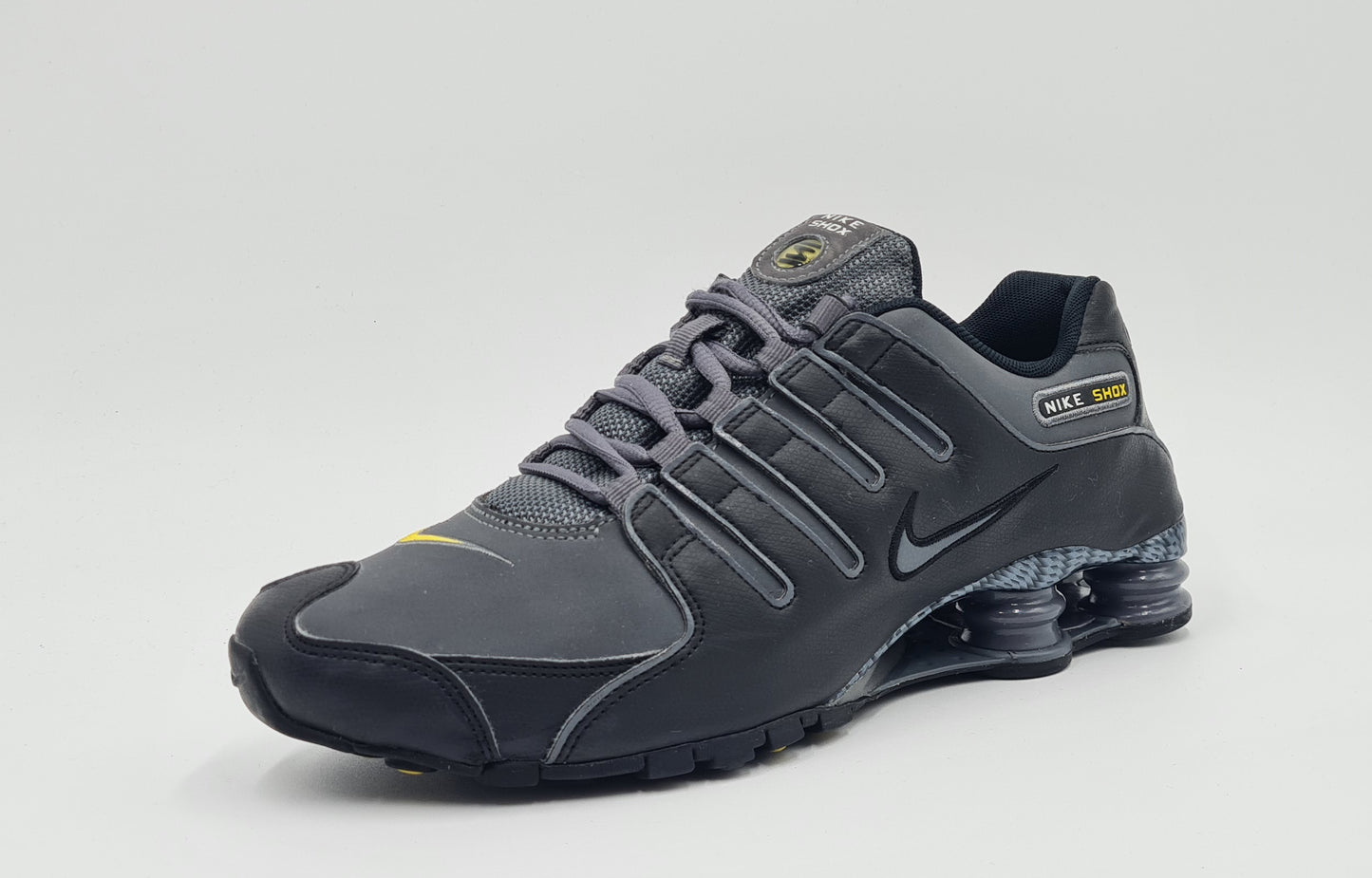 *TOP* 2012 Nike Shox NZ schwarz Gr. UK 7,5 / EUR 42