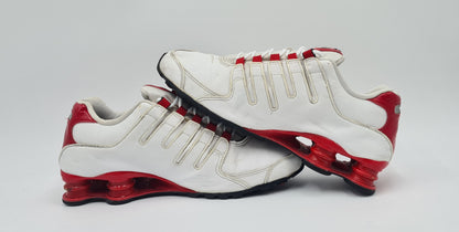 *Ordentlicher Zustand* 2019 Nike Shox R4 Weiß University Red Gr. UK 8,5 / EUR 43