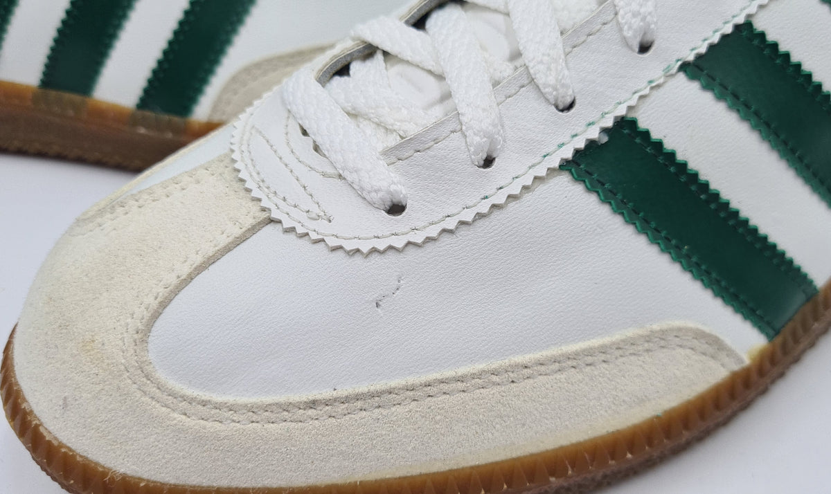 *NEU* Vintage 1980er Adidas Universal mit grünen Streifen UK 9 / EUR 43 1/3